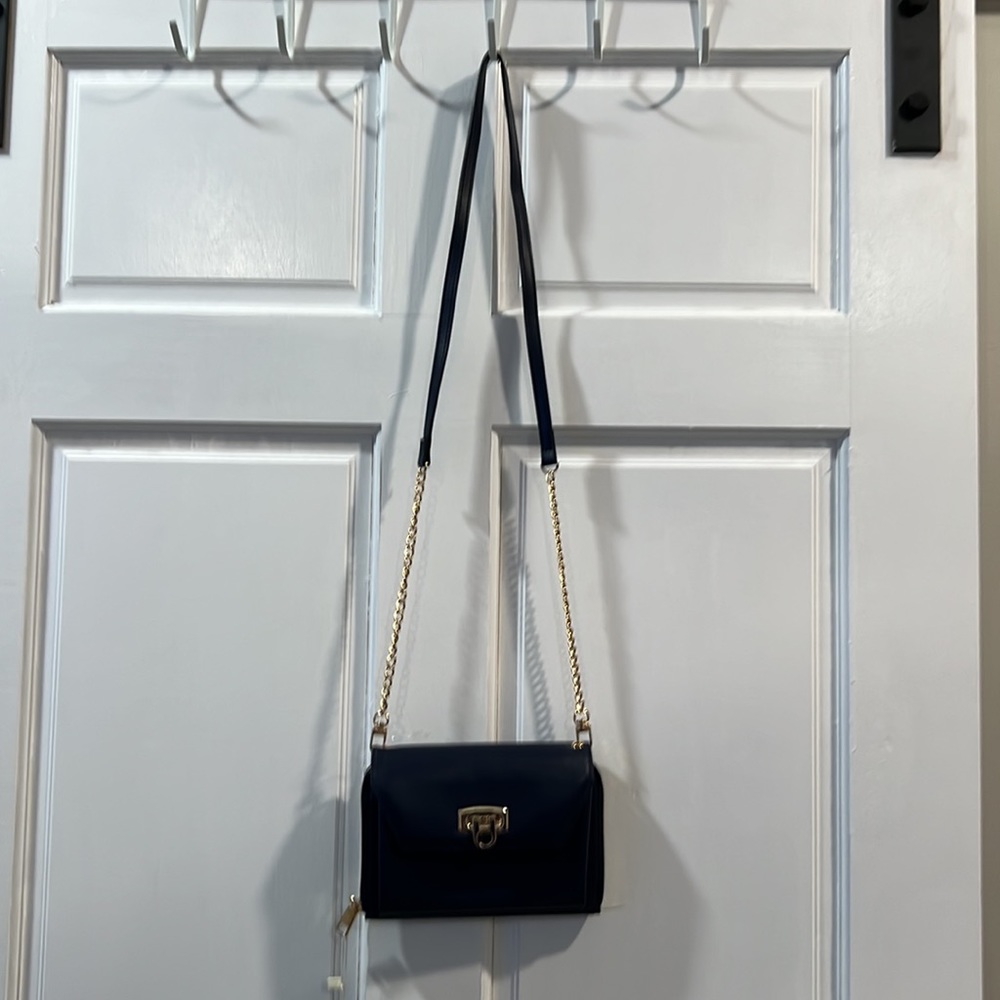 NWT ISABELLE VEGAN crossbody beautiful with snap and zipper closure.